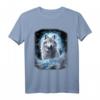 Ein einsamer Wolf auf schneebedecktem Hügel - Fantasie Kunst Design T-Shirt für Wolf Liebhaber & Naturliebhaber