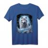 Ein einsamer Wolf auf schneebedecktem Hügel - Fantasie Kunst Design T-Shirt für Wolf Liebhaber & Naturliebhaber