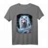 Ein einsamer Wolf auf schneebedecktem Hügel - Fantasie Kunst Design T-Shirt für Wolf Liebhaber & Naturliebhaber