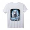 Ein einsamer Wolf auf schneebedecktem Hügel - Fantasie Kunst Design T-Shirt für Wolf Liebhaber & Naturliebhaber