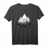 IN THE FOREST Wald Natur Motiv Geometrisch Minimalismus T-Shirt – Retro Tannen Muster für Streetwear, Snowboard & Wanderlust Fans