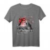 Japanese Tree Red Moon With Birds Flying in Background T-Shirt – Künstlerisches Naturmotiv im japanischen Stil