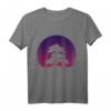 Lila Bonsai Sonnenuntergang T-Shirt – Surreales Japan-Design in Retro-Optik für Natur- und Sonnenuntergang-Fans