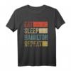 Stilvolles Retro 70er Eat Sleep Hamilton Musical T-Shirt - Lustiges Design für Hamilton-Fans, Events und Partys