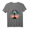 Futuristischer Geister Samurai T-Shirt - Japanische Cyberpunk Streetwear für Anime- und Samurai-Fans mit Mond und Katana Design
