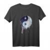 Yin Yang Wasserfarbe T-Shirt - Klassisch geschnitten, doppelt genähter Saum, ideales Geschenk für Kunst- und Philosophie-Liebhaber