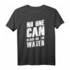 Denglisch Sprüche Geschenk - Witziges Redewendungs T-Shirt mit 'No One Can Reach Me The Water' für Partys & Freunde
