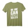 Denglisch Sprüche Geschenk - Witziges Redewendungs T-Shirt mit 'No One Can Reach Me The Water' für Partys & Freunde