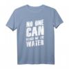 Denglisch Sprüche Geschenk - Witziges Redewendungs T-Shirt mit 'No One Can Reach Me The Water' für Partys & Freunde