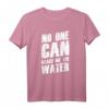 Denglisch Sprüche Geschenk - Witziges Redewendungs T-Shirt mit 'No One Can Reach Me The Water' für Partys & Freunde