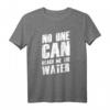 Denglisch Sprüche Geschenk - Witziges Redewendungs T-Shirt mit 'No One Can Reach Me The Water' für Partys & Freunde