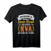 NVA Veteranen T-Shirt mit Ostalgie-Motiv - Unterschätze niemals einen Mann, DDR Streitkraft, Ostdeutsche NVA Kleidung & Geschenkidee