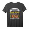 NVA Veteranen T-Shirt mit Ostalgie-Motiv - Unterschätze niemals einen Mann, DDR Streitkraft, Ostdeutsche NVA Kleidung & Geschenkidee
