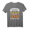 NVA Veteranen T-Shirt mit Ostalgie-Motiv - Unterschätze niemals einen Mann, DDR Streitkraft, Ostdeutsche NVA Kleidung & Geschenkidee
