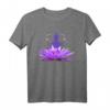Buddha auf Lotusblüte Meditation T-Shirt – Spirituelle Kleidung für Yoga, Qi Gong, Tai Chi & Retreats, Perfektes Geschenk für Praktiker und Lehrer