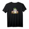 Japanisch Daruma Doll & Maneki Neko Katze im St. Patrick's Hat Raglan - Kulturelles Glückssymbol für Japan-Fans und St. Patrick's Day
