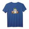 Japanisch Daruma Doll & Maneki Neko Katze im St. Patrick's Hat Raglan - Kulturelles Glückssymbol für Japan-Fans und St. Patrick's Day