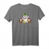 Japanisch Daruma Doll & Maneki Neko Katze im St. Patrick's Hat Raglan - Kulturelles Glückssymbol für Japan-Fans und St. Patrick's Day