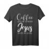 Kaffee und Jesus Christliches T-Shirt - Geschenkideen für Kaffeeliebhaber und Gläubige mit dem Aufdruck: 'Coffee gets me started Jesus keeps me going'