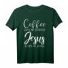 Kaffee und Jesus Christliches T-Shirt - Geschenkideen für Kaffeeliebhaber und Gläubige mit dem Aufdruck: 'Coffee gets me started Jesus keeps me going'