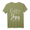Kaffee und Jesus Christliches T-Shirt - Geschenkideen für Kaffeeliebhaber und Gläubige mit dem Aufdruck: 'Coffee gets me started Jesus keeps me going'