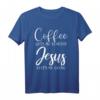 Kaffee und Jesus Christliches T-Shirt - Geschenkideen für Kaffeeliebhaber und Gläubige mit dem Aufdruck: 'Coffee gets me started Jesus keeps me going'