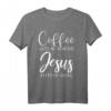 Kaffee und Jesus Christliches T-Shirt - Geschenkideen für Kaffeeliebhaber und Gläubige mit dem Aufdruck: 'Coffee gets me started Jesus keeps me going'