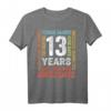 Geburtstag 13 Geschenke Shirt für Jungen und Mädchen - Klassisch geschnitten, perfekt zum 13. Geburtstag