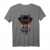 Deutscher Schäferhund in Cowboyhut und Bandana - Kreatives Tierdesign T-Shirt für Hunde- und Tierliebhaber