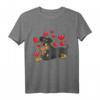 Deutscher Pinscher Hund mit Plüschtier und Herzen - Lustiges Hundemotiv T-Shirt für Hundehalter, Herrchen, Frauchen und Kinder