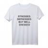Stressed Depressed Well Dressed Geschenk T-Shirt - Lustiger Spruch für Teenager, Mädchen und Freunde, Ideal als Geburtstags- oder Weihnachtsgeschenk