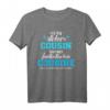 Stolzer Cousin T-Shirt für eine fantastische Cousine - Klassisch geschnitten, doppelt genähter Saum, perfektes Geschenk für Familienmitglieder