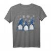Lustiges Weihnachts-Wichtel Gnome T-Shirt mit Schneeflocken – Perfekt für Weihnachten, Advent & als festliches Familienoutfit
