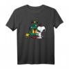 HapKitten Snoopy & Woodstock Christmas Tree T-Shirt - Lizenziertes Cartoon-Design für Geburtstags- und Weihnachtsgeschenke