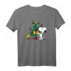 HapKitten Snoopy & Woodstock Christmas Tree T-Shirt - Lizenziertes Cartoon-Design für Geburtstags- und Weihnachtsgeschenke
