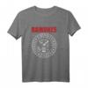 HapKitten Rock Band Langarmshirt mit rotem Siegeldesign – Vintage Musik Merchandise für Herren, Damen und Kinder