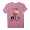 HapKitten Trump nie aufgeben T-Shirt – Humorvolles Politisches Statement mit Mugshot für Geburtstagsgeschenke