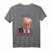 HapKitten Trump nie aufgeben T-Shirt – Humorvolles Politisches Statement mit Mugshot für Geburtstagsgeschenke