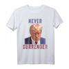 HapKitten Trump nie aufgeben T-Shirt – Humorvolles Politisches Statement mit Mugshot für Geburtstagsgeschenke