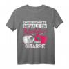 Unterschätze niemals ein Mädchen mit einer Akustik Gitarre T-Shirt – Perfektes Geschenk für Gitarristinnen zum Geburtstag oder Weihnachten
