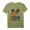 Strumming Through Life Gitarre Ukulele Hawaii Musik T-Shirt – Perfektes Geschenk für Musiker und Hawaiianische Musikliebhaber