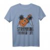 Strumming Through Life Gitarre Ukulele Hawaii Musik T-Shirt – Perfektes Geschenk für Musiker und Hawaiianische Musikliebhaber