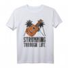 Strumming Through Life Gitarre Ukulele Hawaii Musik T-Shirt – Perfektes Geschenk für Musiker und Hawaiianische Musikliebhaber