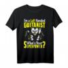 Zitat für Linkshänder Gitarristen T-Shirt – Klassisch geschnitten, doppelt genähter Saum, ideales Geschenk für Musiker