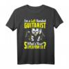 Zitat für Linkshänder Gitarristen T-Shirt – Klassisch geschnitten, doppelt genähter Saum, ideales Geschenk für Musiker