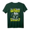 Zitat für Linkshänder Gitarristen T-Shirt – Klassisch geschnitten, doppelt genähter Saum, ideales Geschenk für Musiker