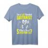 Zitat für Linkshänder Gitarristen T-Shirt – Klassisch geschnitten, doppelt genähter Saum, ideales Geschenk für Musiker
