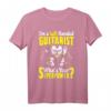 Zitat für Linkshänder Gitarristen T-Shirt – Klassisch geschnitten, doppelt genähter Saum, ideales Geschenk für Musiker