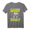 Zitat für Linkshänder Gitarristen T-Shirt – Klassisch geschnitten, doppelt genähter Saum, ideales Geschenk für Musiker