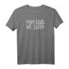 Graffiti-Design 'They Live We Sleep' T-Shirt – Statement Streetwear für Streetstyle und urbane Mode